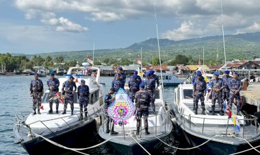 Peringati-HUT-ke-75,-Sat-Polairud-Polres-Sikka-Polda-NTT-Kukuhkan-Tekad-di-Atas-Gelombang-Laut-Maumere