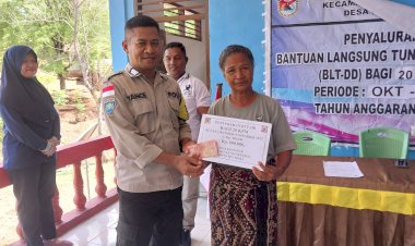 “Dikawal-Bhabinkamtibmas,-Penyaluran-BLT-DD-Kolisia-B-Sikka-Berjalan-Aman,-Tertib,-dan-Transparan”