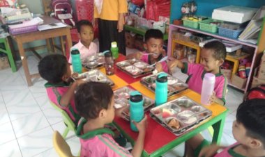 27.532-Warga-Sikka-Nikmati-Program-Makan-Bergizi-Gratis,-Polres-Sikka-Pastikan-Penyaluran-Berjalan-Aman-dan-Tepat-Sasaran”