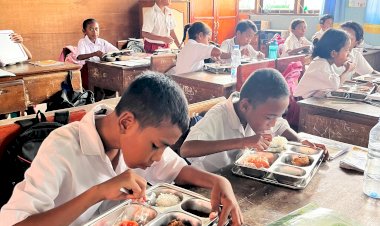 Polres-Sikka-Polda-NTT-Kawal-Penyaluran-Program-Makan-Bergizi-Gratis-untuk-27.760-Penerima-Manfaat-di-Kabupaten-Sikka