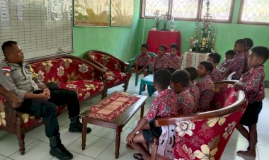 “Siswa-Aman,-Sekolah-Nyaman:-Bhabinkamtibmas-Polsek-Lela-Polres-Sikka-Gencarkan-Sosialisasi-Kamtibmas”