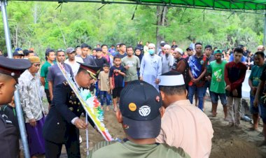 Tembakan-Salvo-Iringi-Pemakaman-Dinas-AIPTU-Darwis,-Polres-Sikka-Polda-NTT-Beri-Penghormatan-Tertinggi