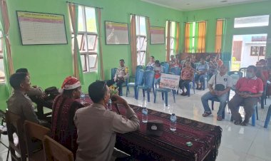 Jelang-Natal-dan-Tahun-Baru,-Sat-Binmas-Polres--Sikka-Polda-NTT-Perkuat-Kamtibmas-Lewat-Jum’at-Curhat