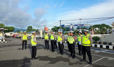 “Pelayanan-Pagi-Satlantas-Polres-Sikka-Polda-NTT,-Arus-Lalu-Lintas-Kondusif-dan-Terkendali”
