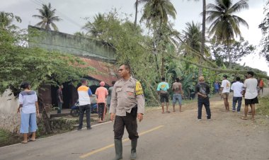 Hujan-Ekstrem-Landa-Talibura-Sikka,-Polisi-dan-Warga-Sigap-Buka-Kembali-Jalur-Trans-Maumere–Larantuka