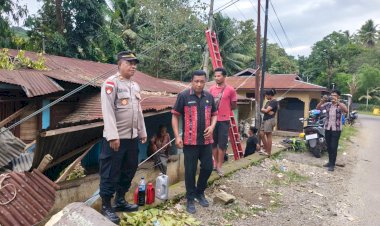 “Musibah-di-Ritagete:-Pohon-Tumbang-Hantam-Rumah-Warga,-Polsek-Nita-Polres-Sikka-dan-Pemerintah-Sigap-Bertindak”
