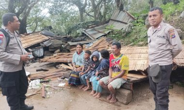 Angin-Kencang-Terjang-Tana-Wawo,-Polres-Sikka-Polda-NTT-Turun-Tangan-Bersihkan-Jalan-dan-Data-Warga-Terdampak