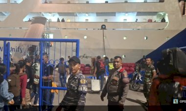 Ratusan-Penumpang-Padati-Pelabuhan-Maumere,-Pengamanan-Ketat-KM-Lambelu-Berjalan-Kondusif