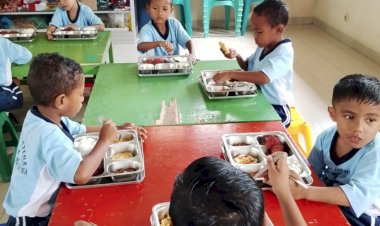 Puluhan-Ribu-Porsi-MBG-Disalurkan-di-Kabupaten-Sikka,-Program-Unggulan-Presiden-Berjalan-Aman-dan-Lancar