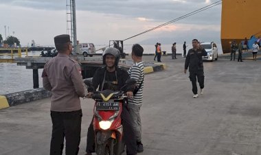 KM-Dharma-Rucitra-VII-Sandar-di-Maumere,-Polres-Sikka-Polda-NTT-Pastikan-Pelabuhan-Tetap-Kondusif