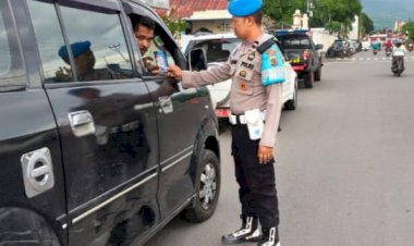 Tak-Ada-yang-Kebal-Hukum,-Propam-Polres-Sikka-Ajak-Masyarakat-Awasi-Kinerja-Polisi-Lewat-Barcode-Pengaduan