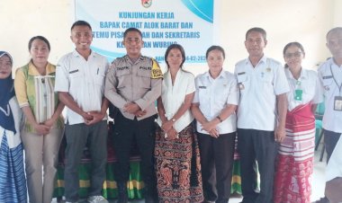 “Transisi-Lurah-Wuring-Sikka-Lancar,-Bhabinkamtibmas-Tegaskan-Peran-Masyarakat-dan-Ketertiban