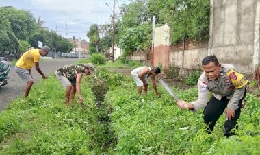 Sinergi-Polri-dan-Warga-Menguat,-Bhabinkamtibmas-Polsek-Alok-Polres-Sikka-Gelar-Kerja-Bakti