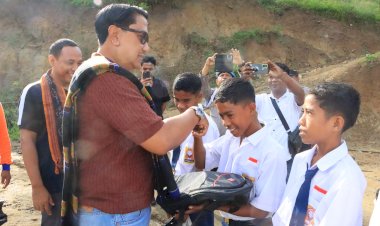 Sekolah-Roboh-Diterpa-Cuaca-Ekstrem,-Wakapolda-NTT-Turun-Langsung-Beri-Harapan-di-SMP-Negeri-48-Sa-Ate-Gaikiu-Sikka
