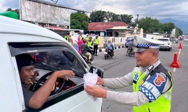 “Sentuhan-Humanis-di-Senja-Ramadhan:-Satlantas-Polres-Sikka-Membagi-Takjil,-Wujudkan-Polri-Presisi-yang-Humanis”