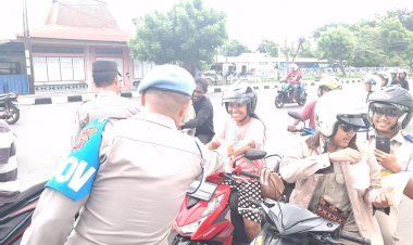 Sat-Binmas-Polres-Sikka-Polda-NTT-Tebar-Kepedulian-di-Senja-Ramadhan,-Perkuat-Kamtibmas-Lewat-Aksi-Berbagi-Takjil