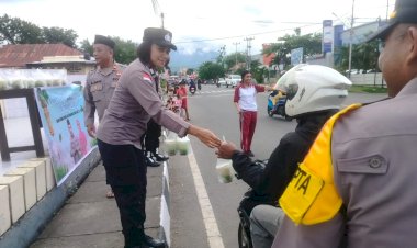 Menyapa-di-Ujung-Sore,-Sat-Tahti-Polres-Sikka-Polda-NTT-Bangun-Kedekatan-Lewat-Takjil-Ramadan