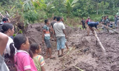Ruas-Jalan-Penghubung-Desa-Tertimbun-Longsor,-Polsek-Bola-Polres-Sikka-Bergerak-Cepat-Amankan-Situasi