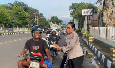 “Hangatnya-Ramadan:-Sidokes-Polres-Sikka-Polda-NTT-Berbagi-Tak’jil,-Pererat-Silaturahmi-dengan-Masyarakat”