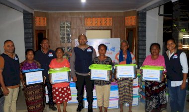 Di-Balik-Seragam,-Ada-Kepedulian:-Polres-Sikka-Polda-NTT-Salurkan-Bantuan-Sosial-untuk-Warga-Waigete