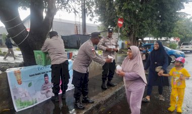 Hujan-Deras-Tak-Surutkan-Semangat,-Polsek-Paga-Polres-Sikka-Tetap-Berbagi-Takjil-di-Jantung-Kota-Maumere