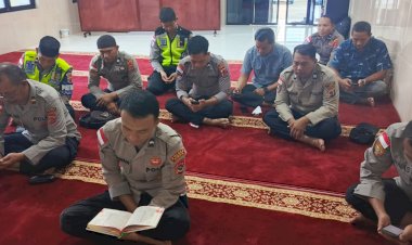 Sejukkan-Jiwa-di-Tengah-Tugas,-Personel-Polres-Sikka-Polda-NTT-Ikuti-Pembinaan-Rohani-Lintas-Agama