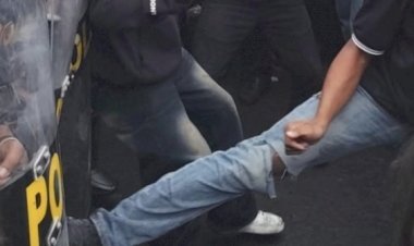 Tameng-Menjadi-Pelindung,-Kesabaran-Menjadi-Kekuatan:-Keteguhan-Polres-Sikka-Polda-NTT-Hadapi-Aksi-Massa