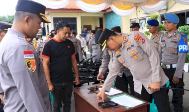 Pastikan-Penggunaan-Senpi-Sesuai-Prosedur,-Kapolres-Sikka-Lakukan-Pemeriksaan-dan-Penertiban-Senjata-Api-Personel