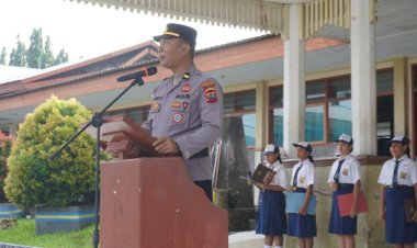 Polres-Sikka-Polda-NTT-Tanamkan-Disiplin-dan-Literasi-Digital-kepada-Pelajar-dalam-Upacara-Bendera-di-SMPK-Frater-Maumere