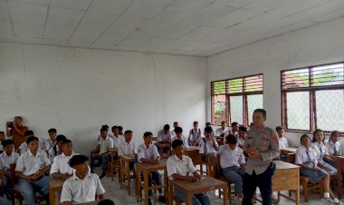 Bangun-Generasi-Sadar-Hukum,-Sat-Binmas-Polres-Sikka-Sosialisasikan-Kamtibmas-di-SMAS-PGRI