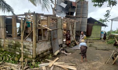 Saat-Warga-Tertimpa-Musibah,-Jajaran-Polres-Sikka-Polda-NTT-Hadir-Tinjau-dan-Koordinasikan-Bantuan
