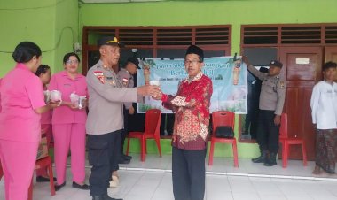 Sentuhan-Kepedulian-di-Bulan-Suci,-Polsek-Bola-Polres-Sikka-Berbagi-Takjil-untuk-Anak-Panti-Asuhan