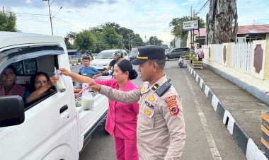Berbagi-Berkah-Ramadhan,-Bag-SDM-Polres-Sikka-Tebar-100-Paket-Takjil-bagi-Pengguna-Jalan
