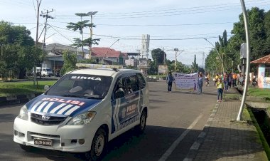 Langkah-Sehat-Warnai-HUT-ke-18-SMK-Santa-Mathilda,-Sat-Lantas-Polres-Sikka-Pastikan-Jalan-Santai-Berjalan-Aman