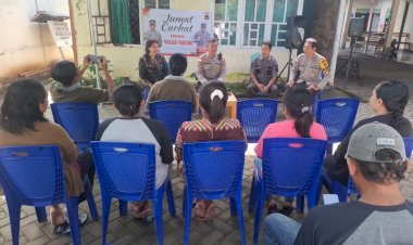 “Dialog-Hangat-di-Lepolima:-Polsek-Alok-Polres-Sikka-Dengarkan-Aspirasi-Warga-Lewat-Jumat-Curhat”