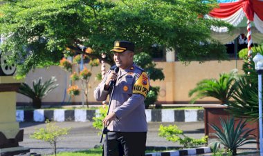 Pimpin-Apel-Pagi,-Wakapolres-Sikka-Ingatkan-Personel-Jaga-Disiplin-dan-Hindari-Pelanggaran