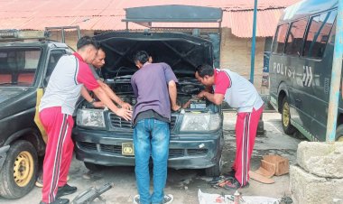 Personel--Bagian-Logistik-Polres-Sikka-Polda-NTT-Rurin-Laksanakan-Perawatan-Kendaraan-Dinas-Polri
