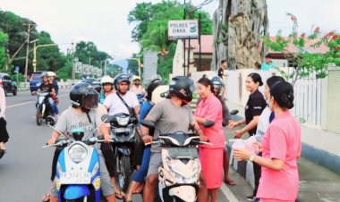 Personil-Seksi-Humas-Polres-Sikka-Polda-NTT-Bagikan-Takjil-Kepada-Warga-Sikka