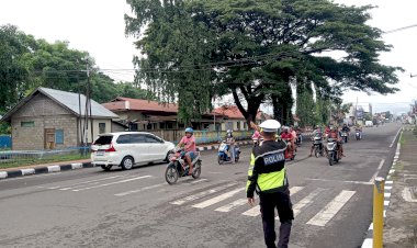 Amankan-Aktivitas-Warga-Jelang-Idul-Fitri,-Personel-Pospam-Gelora-Samador-Maumere-Tingkatkan-Patroli-dan-Pengaturan-Lalin