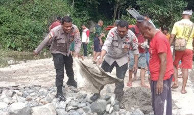 Banjir-Gerus-Jalan,-Kolaborasi-Jajaran-Polres-Sikka-–Pemkab–Masyarakat-Bangkitkan-Akses-Terputus