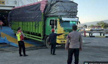 Arus-Penumpang-dan-Logistik-Mengalir,-Aparat-Pastikan-Kedatangan-KM-Dharma-Rucitra-VII-Aman