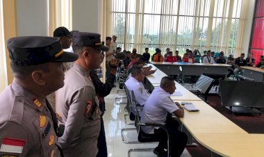 “Mahasiswa-Turun-ke-Jalan,-Pengamanan-Ketat--Polres-Sikka-Warnai-Aksi-Evaluasi-Kinerja-Bupati-Sikka”