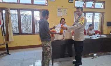 Pastikan-Transparan,-Bhabinkamtibmas-Polsek-Alok-Polres-Sikka-Awasi-Langsung-Pembagian-Bantuan-di-Alok-Timur