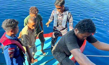 Empat-ABK-Terombang-ambing-di-Laut-Utara-Sikka,-Tim-SAR-Bergerak-Cepat-Selamatkan-KM-Putra-Cantika