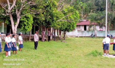 Polisi-Jadi-Pembina-Upacara,-Tanamkan-Disiplin-dan-Anti-Bullying-di-SMPN-2-Paga