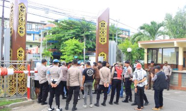 “Pengamanan-Humanis-Polres-Sikka,-Aksi-GMNI-Berlangsung-Tajam-Namun-Tetap-Terkendali”