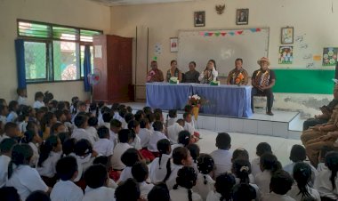 Semangat-Literasi-Menggema-di-Wailiti-Sikka,-Bhabinkamtibmas-Hadir-Kawal-Edukasi-Generasi-Muda