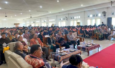 435-Wisudawan-UNIPA-Maumere-Resmi-Dikukuhkan,-Wagub-NTT-Tekankan-Peran-Sarjana-sebagai-Penggerak-Pembangunan-Daerah
