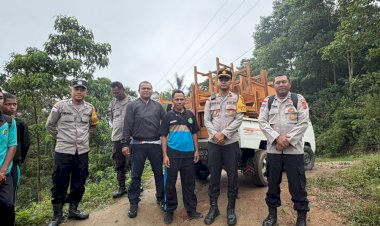 Peduli-Pendidikan-di-Pedalaman,-Polres-Sikka-Serahkan-Bantuan-Meja-dan-Kursi-untuk-SMPN-48-Sa-Ate-Gaikiu