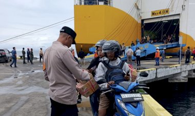 Ratusan-Penumpang-Membludak,-Aparat-Gabungan-Pastikan-Kedatangan-KM-Dharma-Rucitra-VII-Aman-dan-Lancar